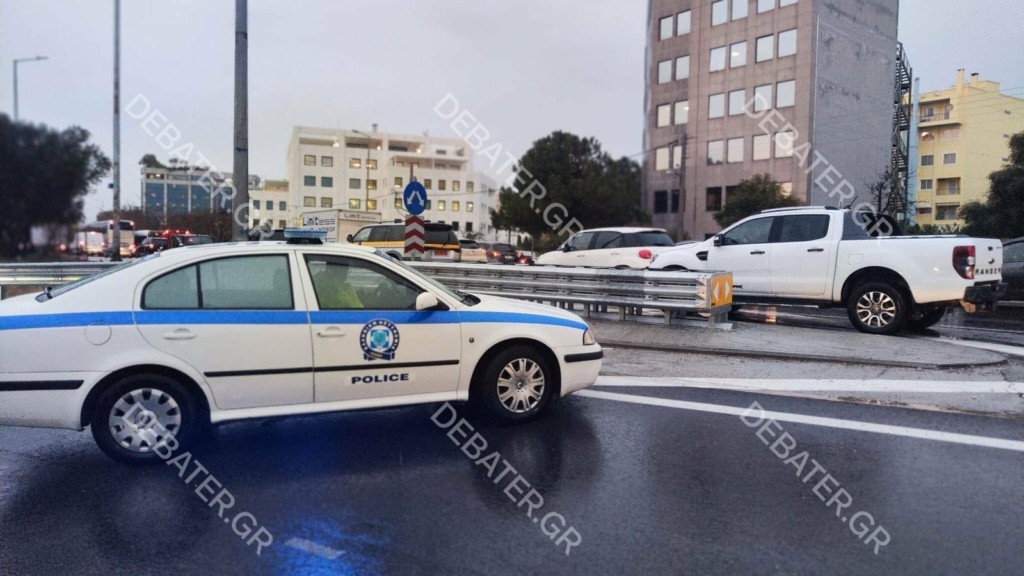 Αποκαταστάθηκε η κυκλοφορία στη Χαριλάου Τρικούπη – Ανοιχτή μόνο η δεξιά λωρίδα στην Ποσειδώνος (pics)