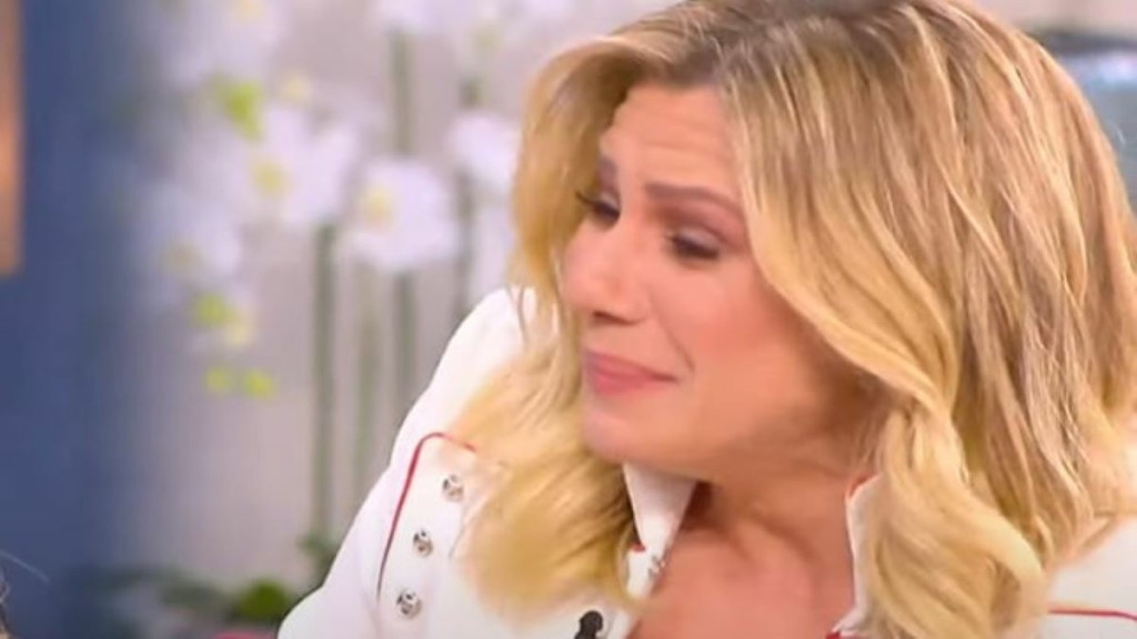 “Λύγισε” η Καραβάτου για τον θάνατο της μητέρας της – “Νομίζω ότι θα μου στείλει μήνυμα” (vids)