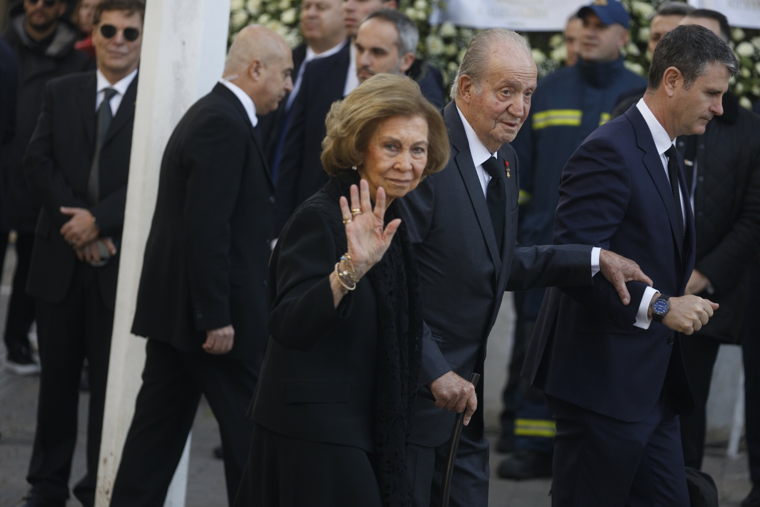 Βασιλείς, διάδοχοι και “γαλαζοαίματοι” στη Μητρόπολη για το “αντίο” στον τέως βασιλιά (pics&vid)