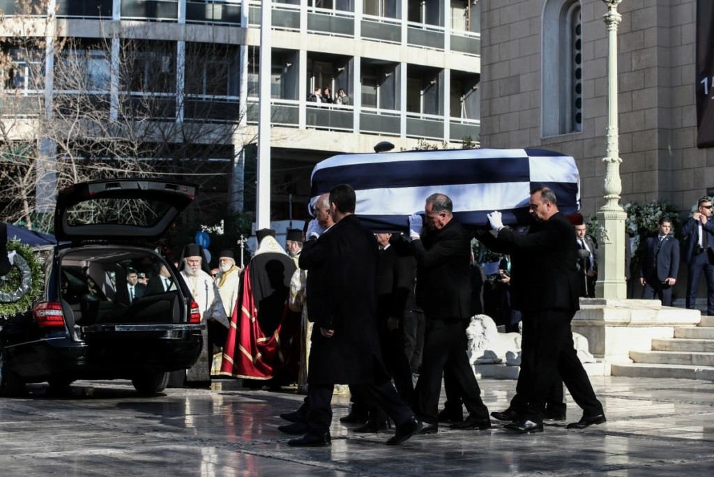 “Λάβρος” ο ΣΥΡΙΖΑ για την κηδεία του τέως βασιλιά Κωνσταντίνου – “Μόνο η παρουσία του ίδιου του πρωθυπουργού έλειπε από την τελετή”