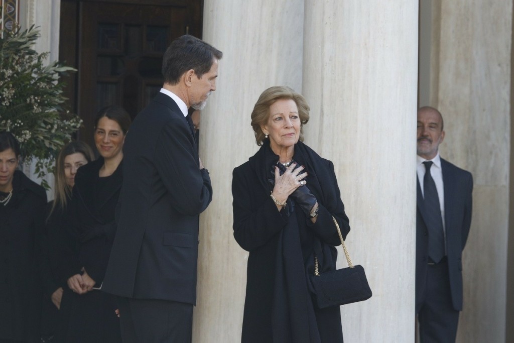 Συντετριμμένη πάνω από το φέρετρο του τέως βασιλιά η Άννα Μαρία (vids)
