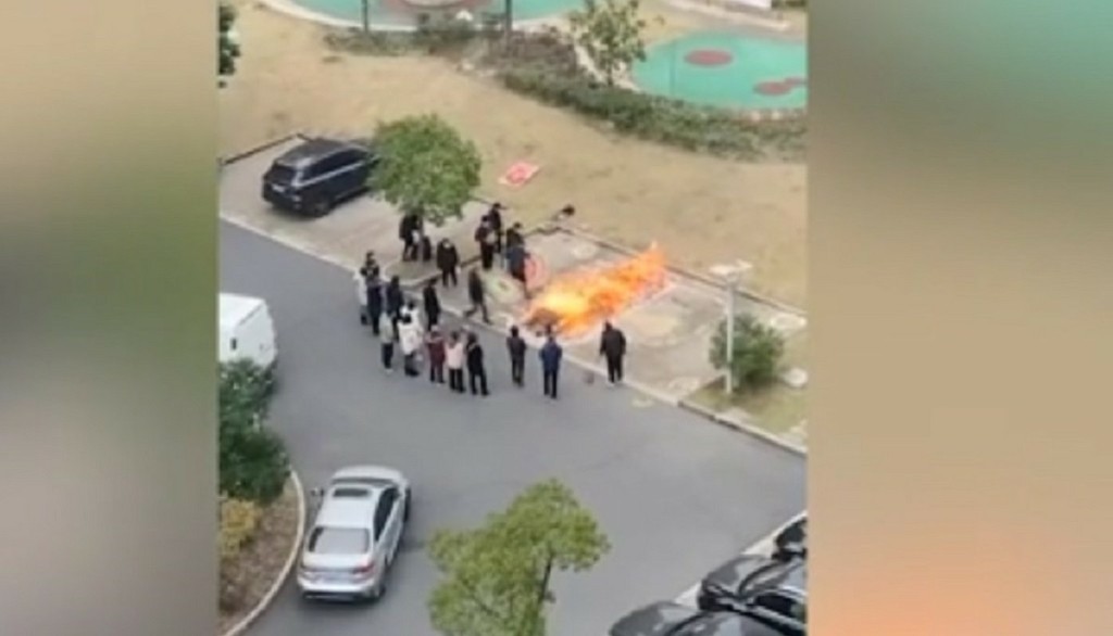 Εικόνες που “παγώνουν” το αίμα στην Κίνα – Καίνε τους νεκρούς από κορονοϊό στον δρόμο – ΣΚΛΗΡΑ ΒΙΝΤΕΟ