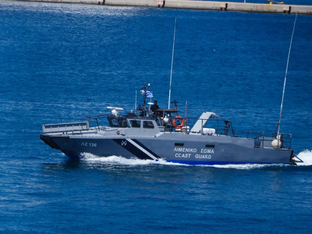 Θαλαμηγός συγκρούστηκε με υδροφόρα στις Σπέτσες