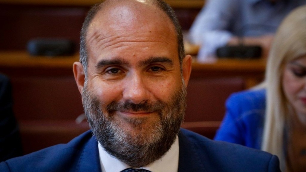 Απίστευτες εικόνες – Επιτέθηκαν με αεροβόλο στο πολιτικό γραφείο του Δημήτρη Μαρκόπουλου (pic)