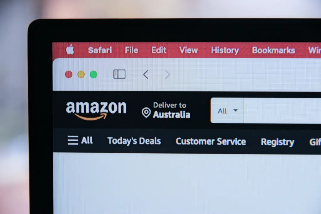 Η Amazon βάζει “λουκέτο” σε τρεις αποθήκες στη Βρετανία – Θα επηρεαστούν 1.200 θέσεις εργασίας