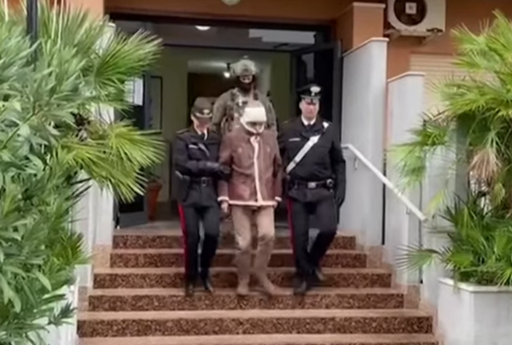 Η στιγμή που συλλαμβάνουν το “αρχινονό” της μαφίας, Ματέο Μεσίνα Ντενάρο – Καταζητούνταν για χρόνια (vid)