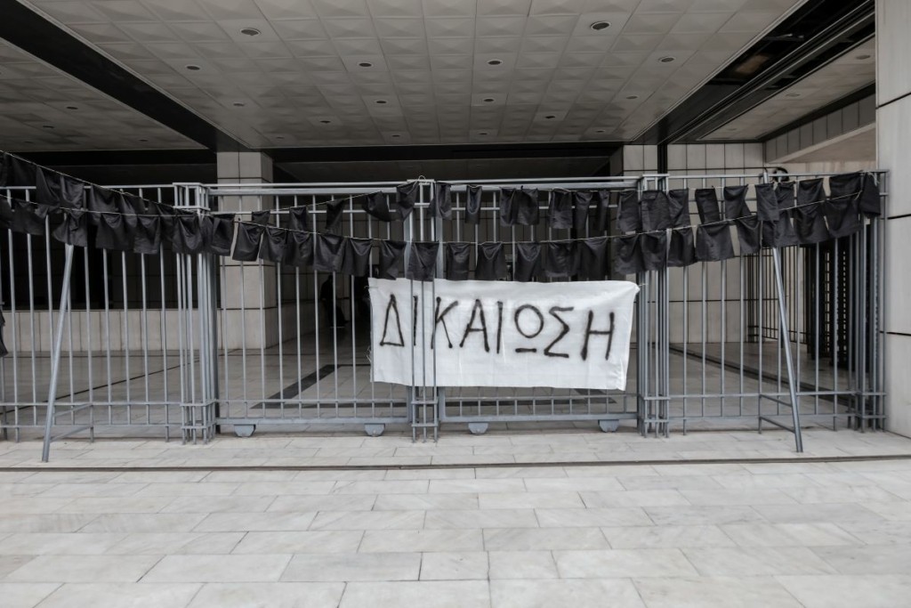 Μάτι: «Εγώ δεν κάηκα αλλά έχει καεί η ψυχή μου» – Συγκλόνισε η μάρτυρας που έχασε την κόρη και τον εγγονό της