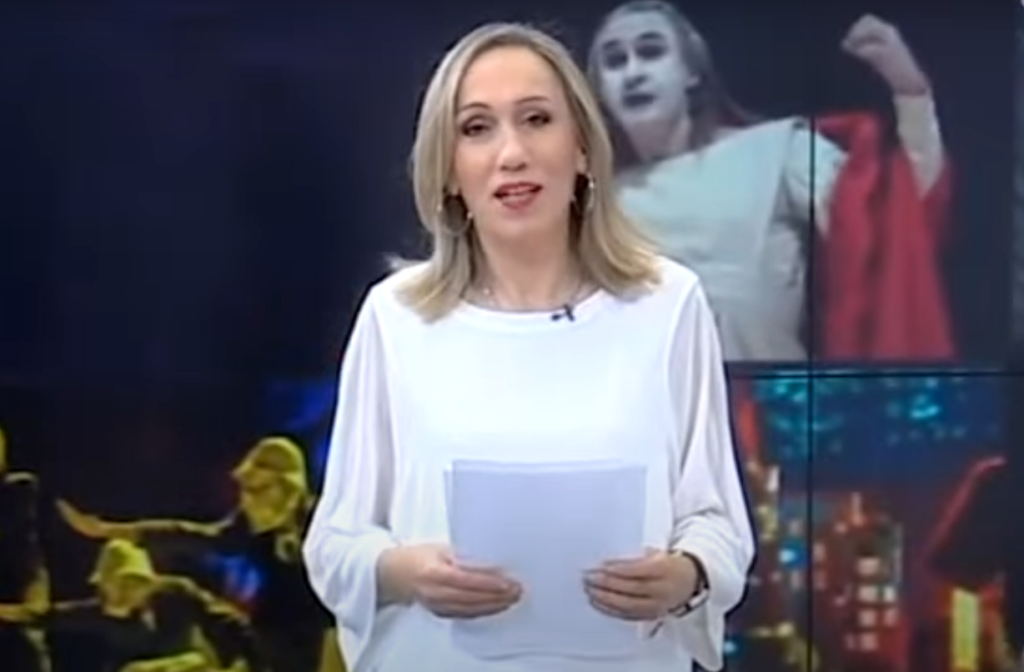 “Μου έλεγαν από το ακουστικό “τελείωνε”” – Η απάντηση της δημοσιογράφου για τη viral αντίδρασή της (vid)