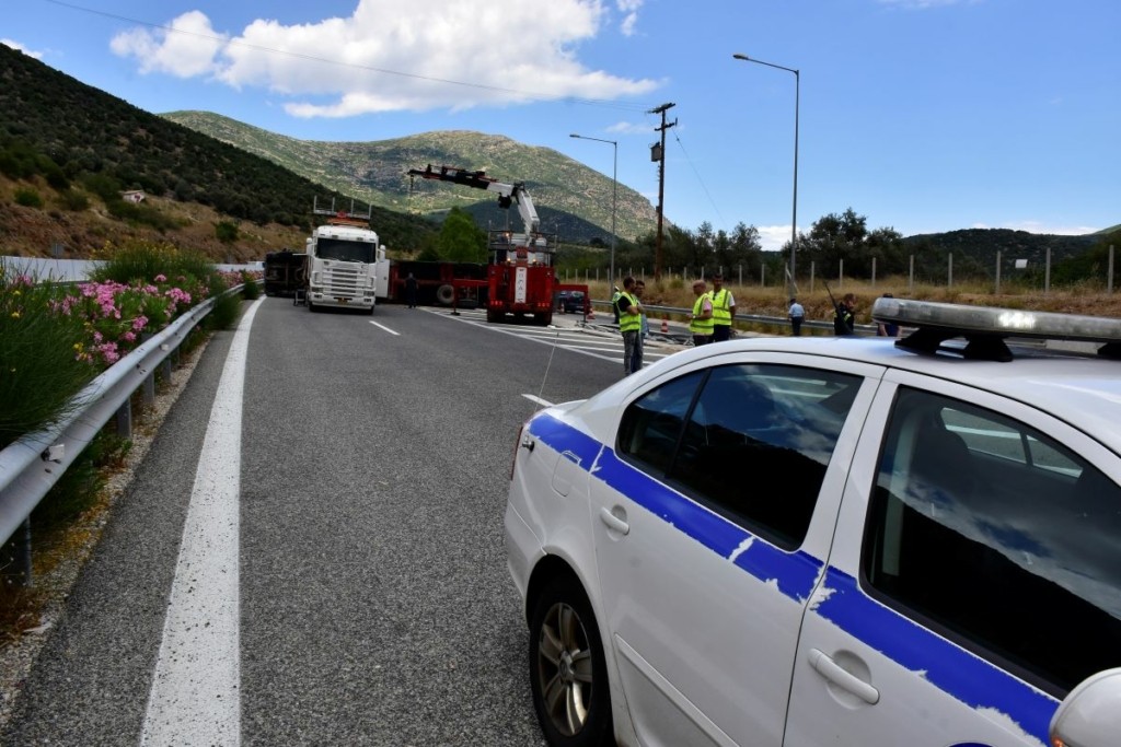 Τρομακτικό τροχαίο στον Αερινό Μαγνησίας – Τριαξονικό έπεσε πάνω σε σταθμευμένη νταλίκα – Νεκρός ένας 53χρονος