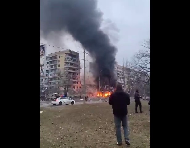 Ρωσικοί πύραυλοι διέλυσαν πολυκατοικία στην Ουκρανία – Τουλάχιστον 5 νεκροί και δεκάδες εγκλωβισμένοι κάτω από τα ερείπια (pics&vid)