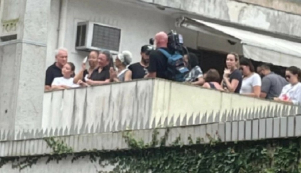Ανατριχιαστική στιγμή – Η σορός του Πελέ πέρασε έξω από το σπίτι της μητέρας του