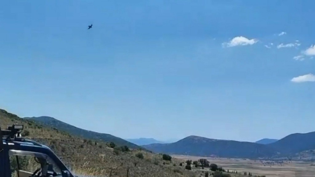 Συγκινητικό βίντεο – Η πτήση του συγκυβερνήτη κοντά στο σπίτι του (vid)