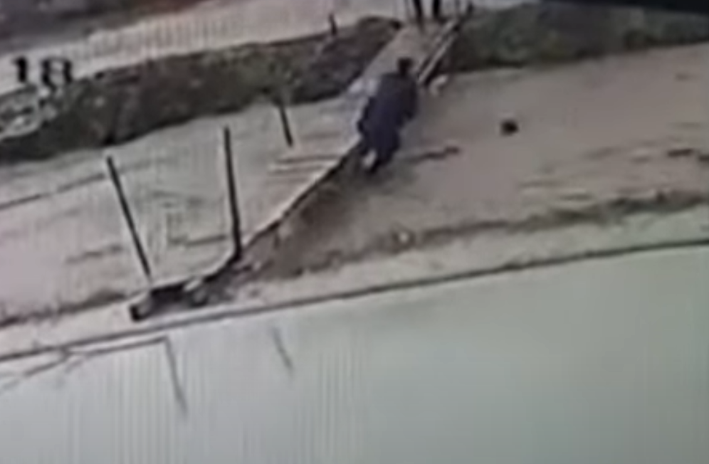Συγκλονιστικό βίντεο από τη Σερβία – Η στιγμή που δύο άνδρες παρασύρονται σε ποταμό