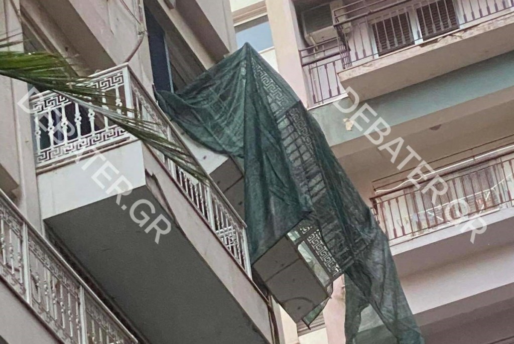 Ο “Πύργος της Πίζας” της Αθήνας – Για τέταρτη ημέρα κρέμεται το μπαλκόνι στη Συγγρού (pics)