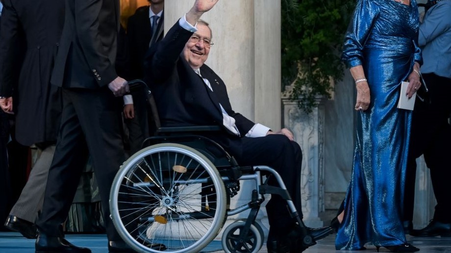 “Πυρετώδεις” οι ετοιμασίες για την κηδεία του τέως βασιλιά Κωνσταντίνου – Ποιοι “γαλαζοαίματοι” θα δώσουν το παρών (vid)