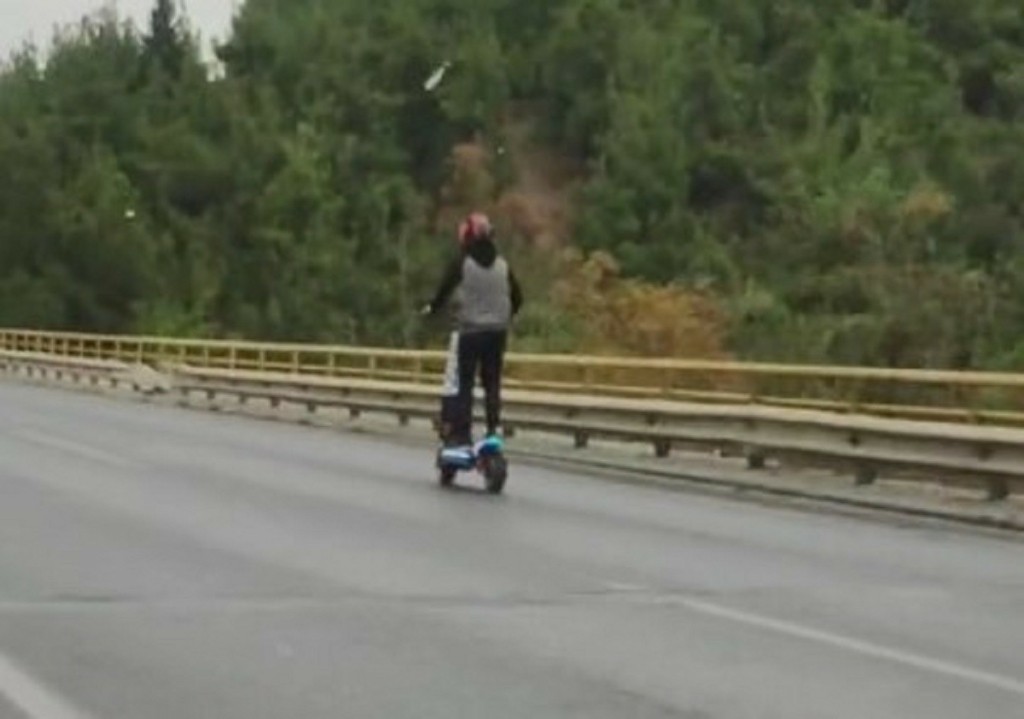 “Easy rider” στην Θεσσαλονίκη – Οδηγός τρέχει με 100 χλμ με ηλεκτρικό πατίνι