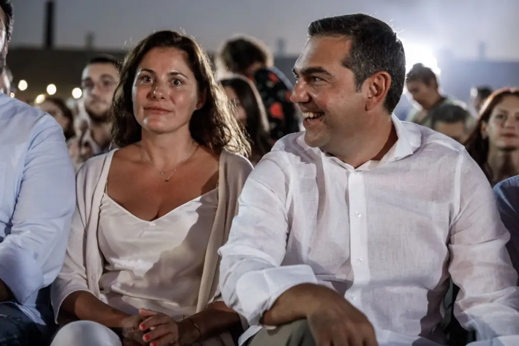 Ο Τσίπρας πήγε θέατρο μαζί με την σύζυγό του – Είδαν την παράσταση “Ink”