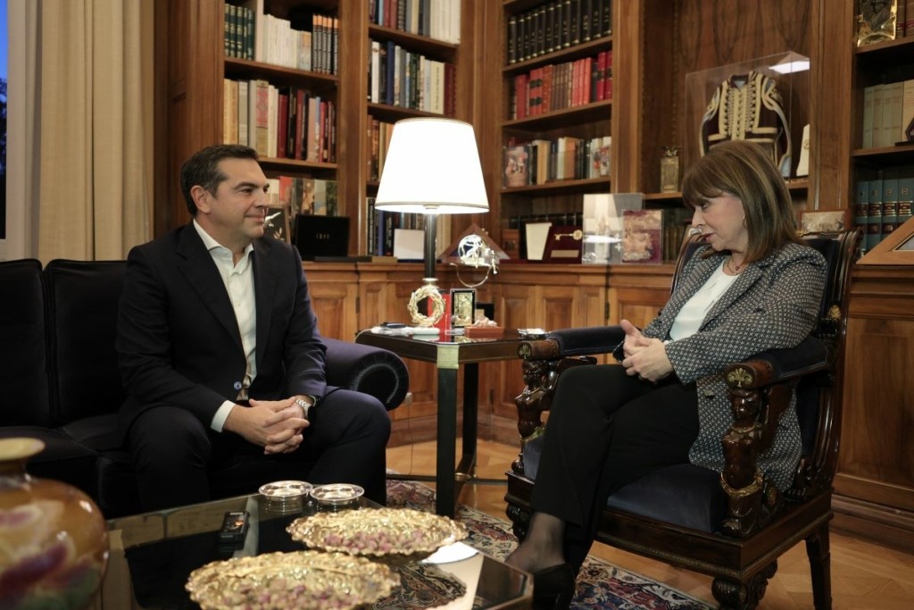 Συνάντηση Τσίπρα – Σακελλαροπούλου για υποκλοπές – “Υπάρχουν φαινόμενα που διαταράσσουν την λειτουργία του πολιτεύματος”