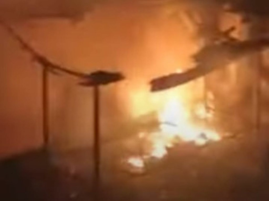 Τουρκικό πλοίο χτυπήθηκε από πύραυλο στο λιμάνι της Χερσώνας – Τυλίχτηκε στις φλόγες (vid)