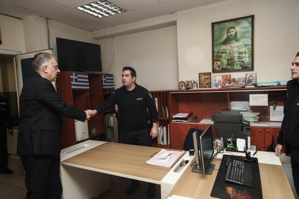 Ενισχύονται με 600 νέους ειδικούς φρουρούς τα αστυνομικά τμήματα – Στο ΑΤ Ομόνοιας ο Θεοδωρικάκος
