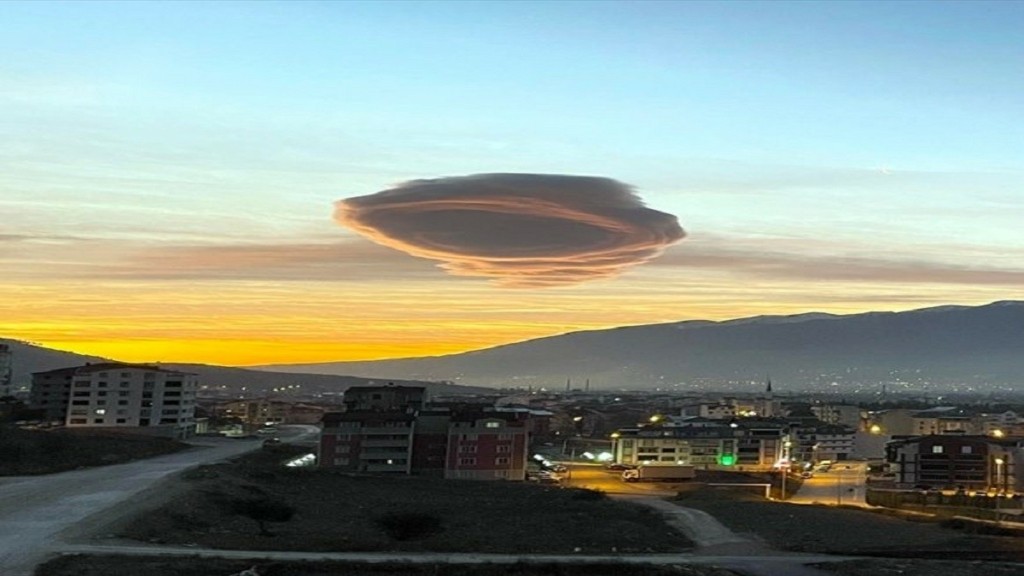 Σπάνιο φαινόμενο στην Τουρκία – Το σύννεφο UFO στην Προύσα (pics&vid)