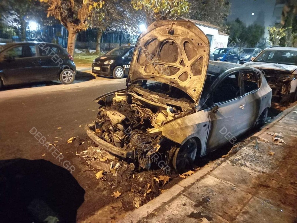 Εμπρησμός σε αυτοκίνητο στο Κουκάκι – Ζημιές σε άλλα δύο οχήματα (pics)