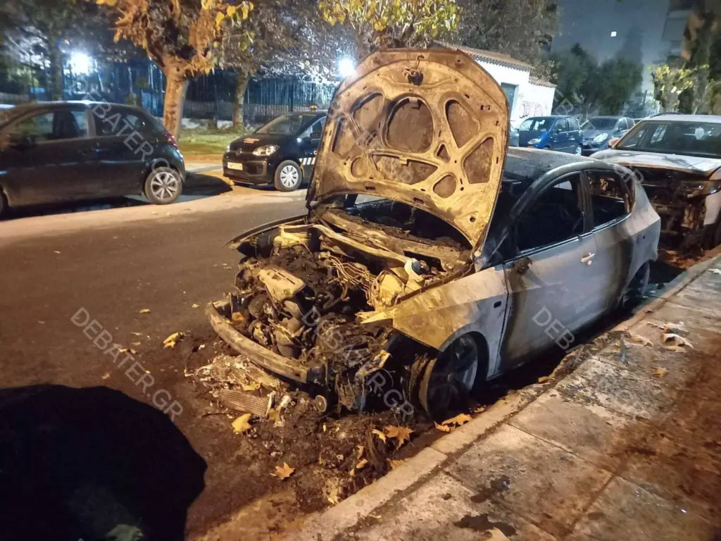Εμπρησμός σε αυτοκίνητο στο Κουκάκι – Ζημιές σε άλλα δύο οχήματα (pics)