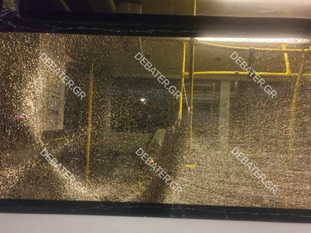 Πανικός στην Ελευσίνα – Πυροβόλησαν λεωφορεία με αεροβόλο (pics)