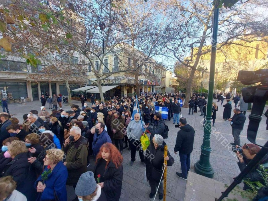 Κοσμοσυρροή για να προσκυνήσουν τη σορό του τέως βασιλιά – Τεράστια ουρά έξω από τη Μητρόπολη (pics&vid)