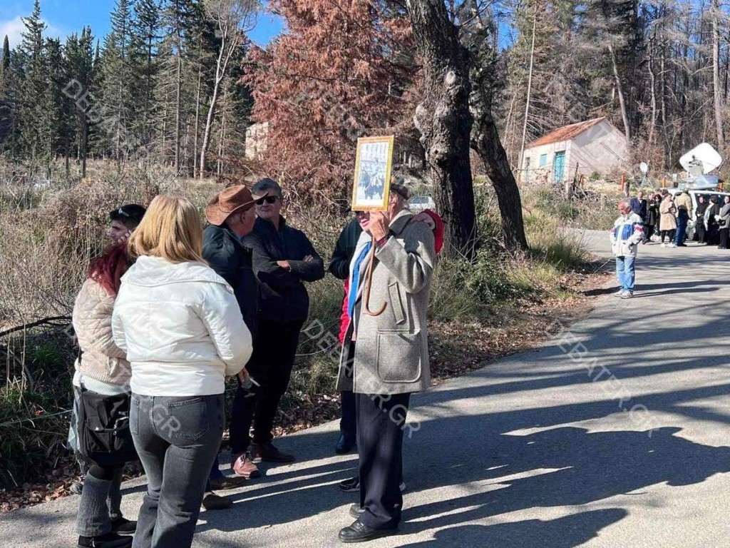 Κηδεία τέως βασιλιά – Άρχισε να συγκεντρώνεται κόσμος στο Τατόι (pics&vid)