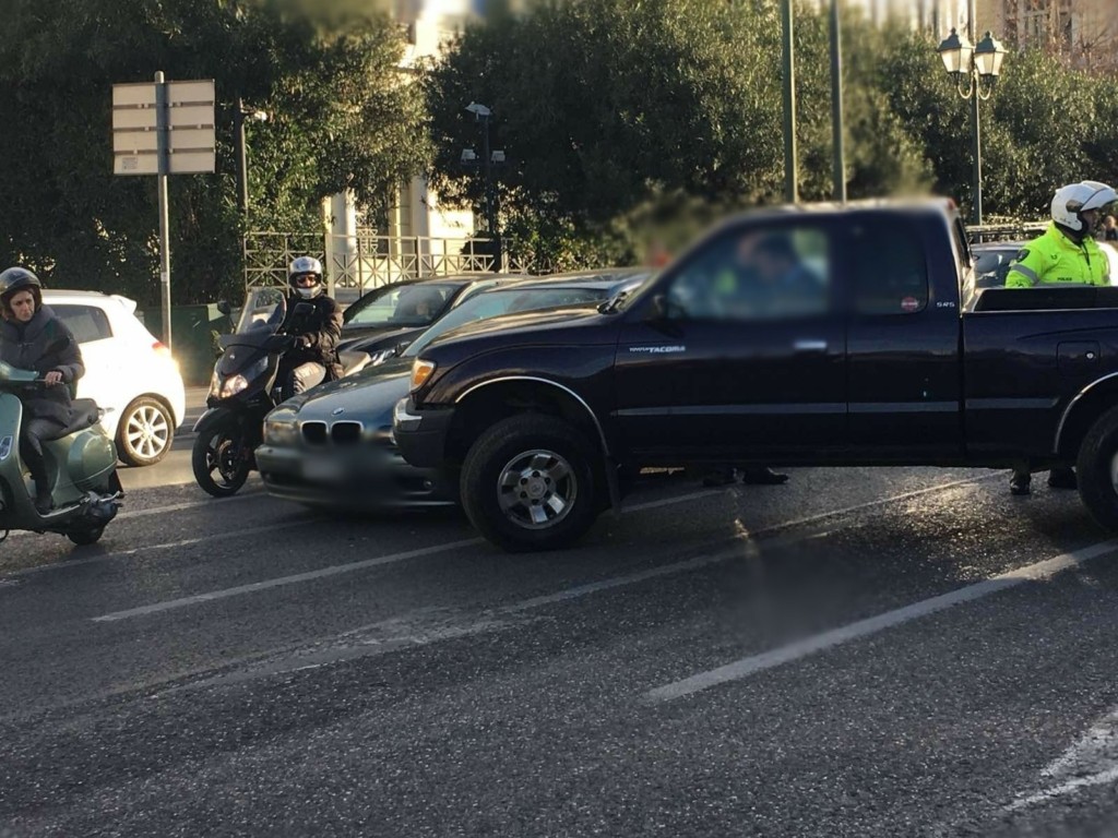 Τροχαίο στο κέντρο της Αθήνας – Αγροτικό πήγε να κάνει αναστροφή στη βασιλίσσης Σοφίας (vid)