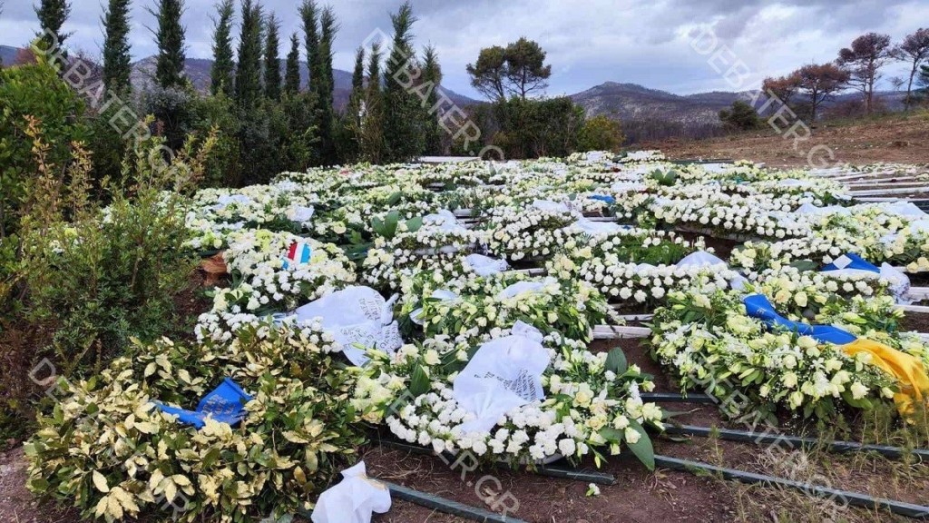 Μια “θάλασσα” από στεφάνια στο μνήμα του τέως βασιλιά Κωνσταντίνου – Δείτε φωτογραφίες του DEBATER