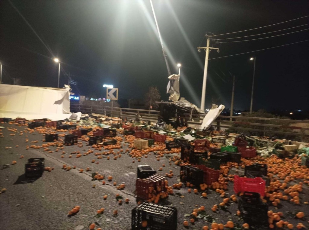 Ανετράπη νταλίκα στον Κηφισό, γέμισε ο δρόμος πορτοκάλια – Μετ’ εμποδίων η κυκλοφορία (pics&vid)