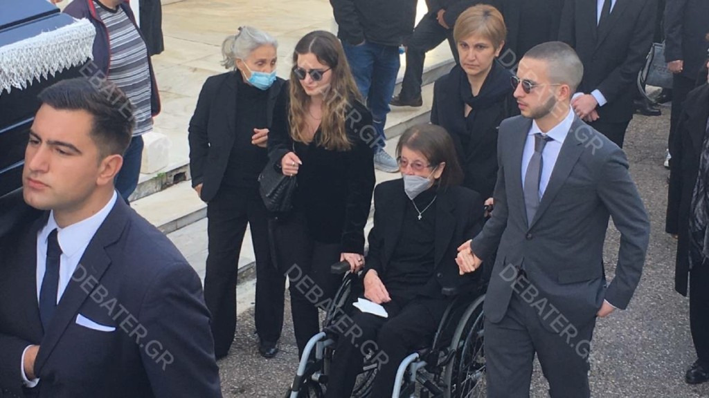 Η Ελλάδα αποχαιρέτησε το “παιδί του λαού” Νίκο Ξανθόπουλο – Συντετριμμένη η σύζυγός του (pics&vid)
