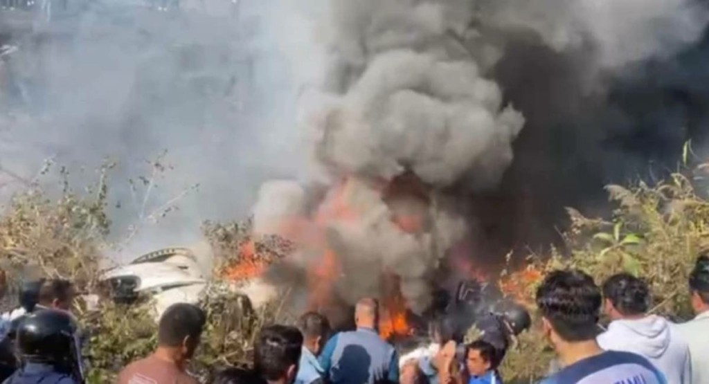 Συνετρίβη αεροπλάνο με 72 επιβαίνοντες στο Νεπάλ – Τουλάχιστον 16 νεκροί – Οι πρώτες εικόνες (vids)
