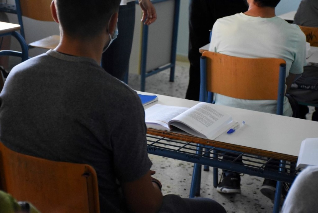 Ανατριχιαστικές εικόνες μαθητή ΕΠΑΛ θύμα επίθεσης στο Λουτράκι – Έπαθε κάταγμα στην κάτω γνάθο