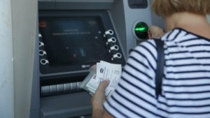 Παρασκευή και Δευτέρα η καταβολή των αυξημένων συντάξεων, ποιοι ωφελούνται – Παραδείγματα