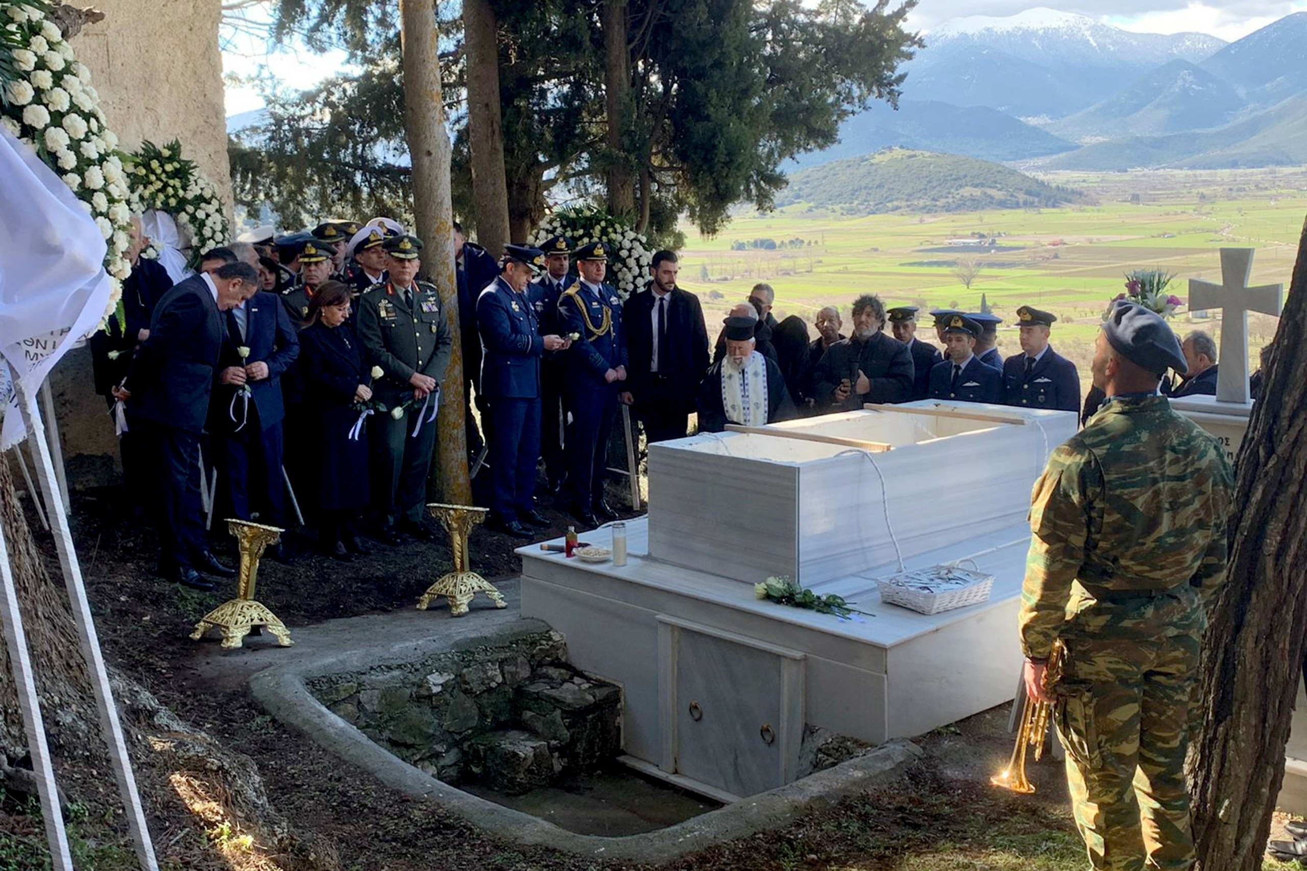 Σκηνές αρχαίας τραγωδίας στην κηδεία του Μάριου Τουρούτσικα – Λιποθύμησε η μητέρα του – “Λύγισε” και ο πατέρας του (vids)