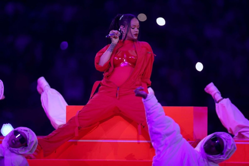 Μάγεψε τους πάντες η Rihanna στο ημίχρονο του Super Bowl και αποκάλυψε πως είναι ξανά έγκυος! (vids)
