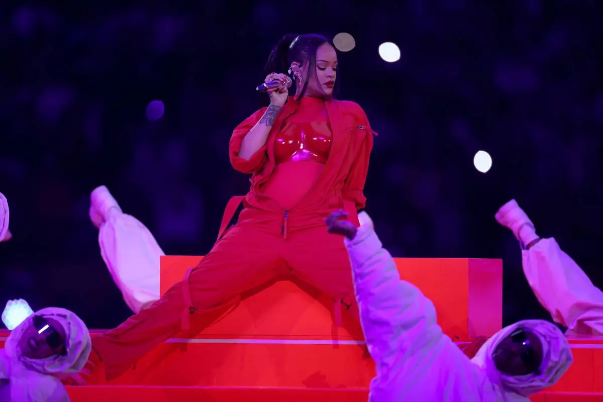 Μάγεψε τους πάντες η Rihanna στο ημίχρονο του Super Bowl και αποκάλυψε πως είναι ξανά έγκυος! (vids)