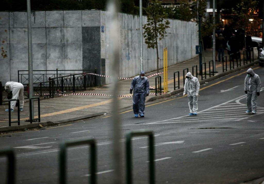 Ύποπτη μπαγκαζιέρα στην Πανεπιστημίου – Έγινε ελεγχόμενη έκρηξη