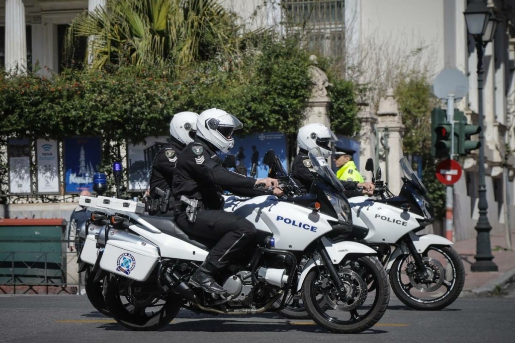 Αστυνομικοί ανοίγουν δρόμο σε ετοιμόγεννη που είχε “κολλήσει” στον Κηφισό (vid)