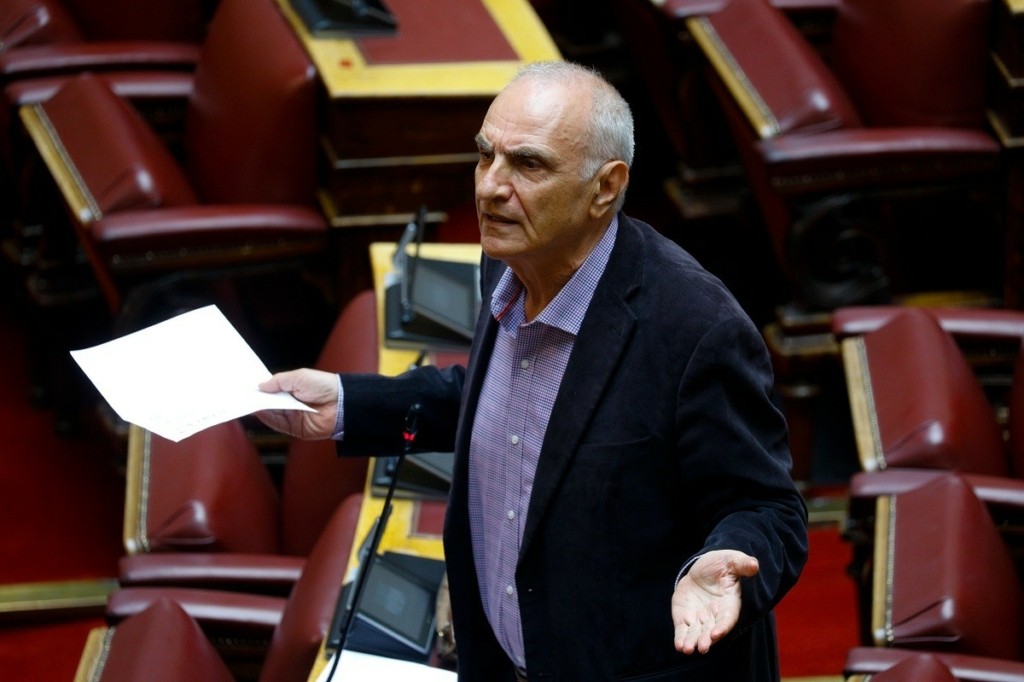 Εξηγήσεις Βαρεμένου για το “θερμό επεισόδιο” με την Καραμανλή – “Ασόβαρο να λένε ότι της επιτέθηκα” (vids)