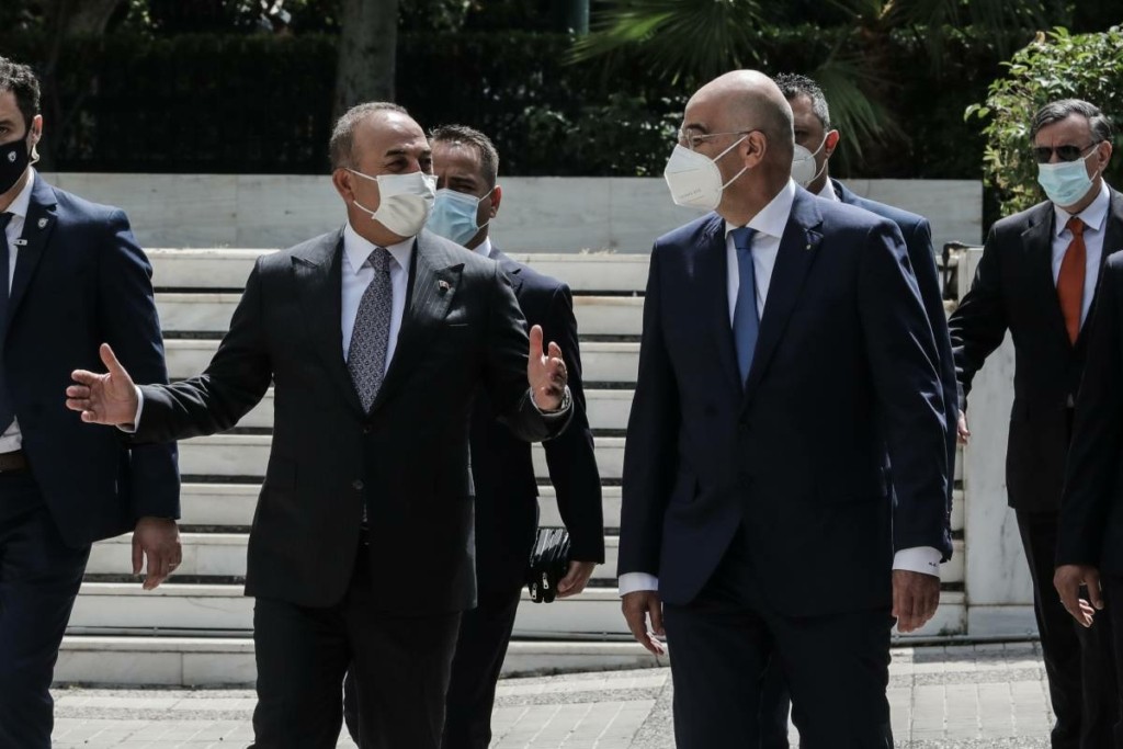 Στην Τουρκία ο Νίκος Δένδιας – Συνοδεία Τσαβούσογλου θα συναντήσει τα μέλη της ΕΜΑΚ στην Αντιόχεια