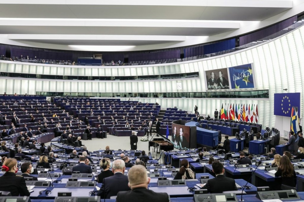 Ένταλμα σύλληψης για τον Αντρέα Κοτσολίνο για το Qatar Gate – Του έβαλαν χειροπέδες στην κλινική