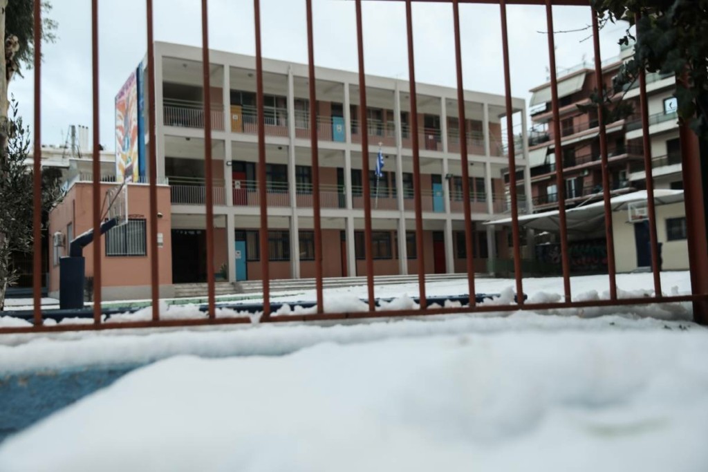 Κακοκαιρία “Μπάρμπαρα” – Πώς λειτουργούν σήμερα Τετάρτη Δημόσιο και καταστήματα – Ποια σχολεία είναι κλειστά