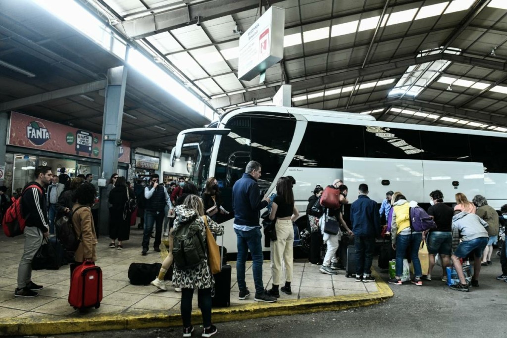 Αναχωρούν οι τελευταίοι εκδρομείς του Πάσχα από τους σταθμούς ΚΤΕΛ Κηφισού και Λιοσίων