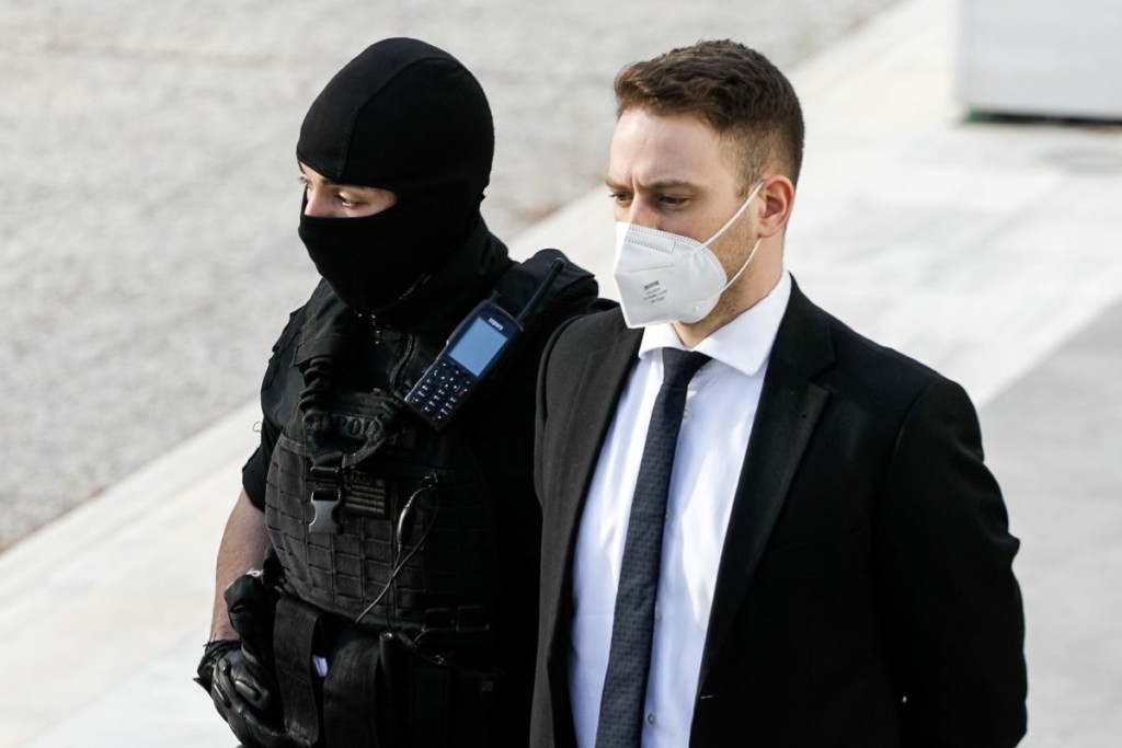 Οι γονείς του Αναγνωστόπουλου επισκέφθηκαν τη μητέρα της Κάρολαιν – Δεν τους άνοιξε (vid)