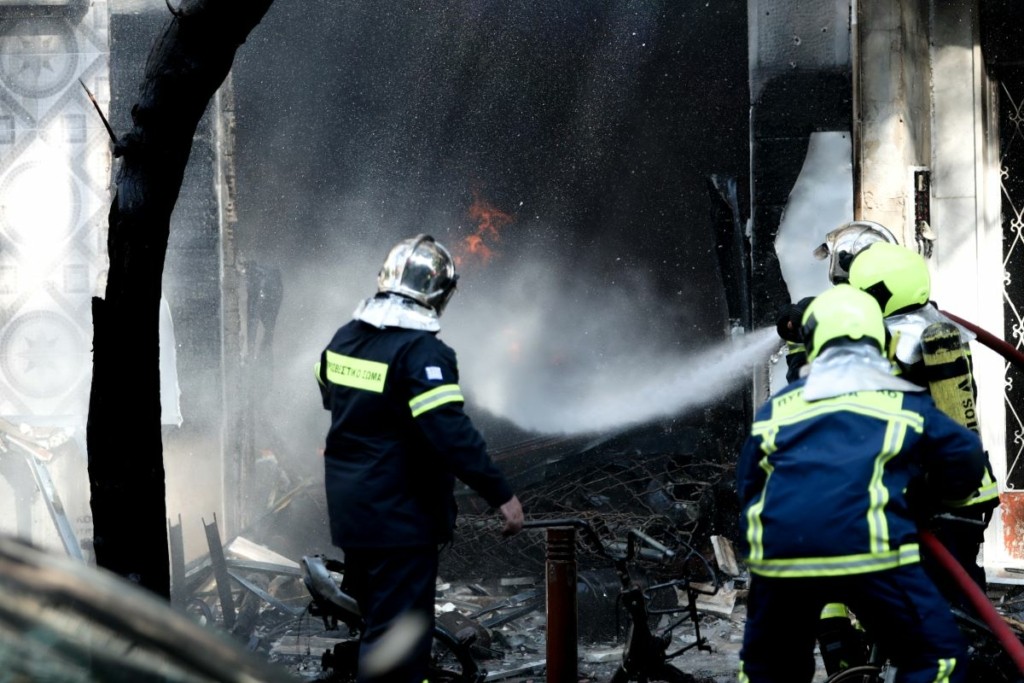Φωτιά σε σπίτια στην Πιερία – Ισχυρή πυροσβεστική δύναμη στην περιοχή (vid)