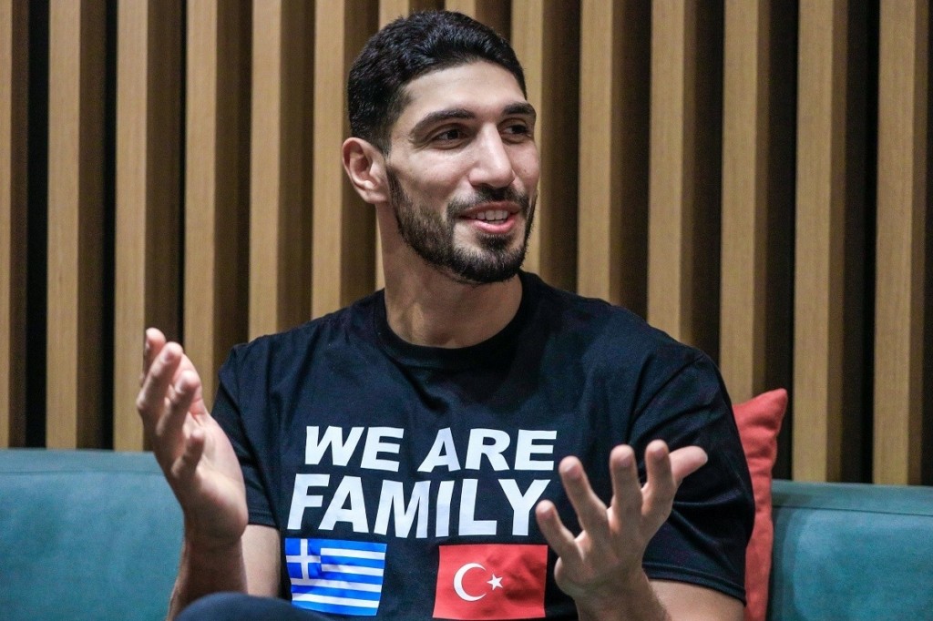 Συγκινεί ο Ενές Καντέρ για τους Έλληνες διασώστες – “Αυτό θα πει αδελφοσύνη” (vid)